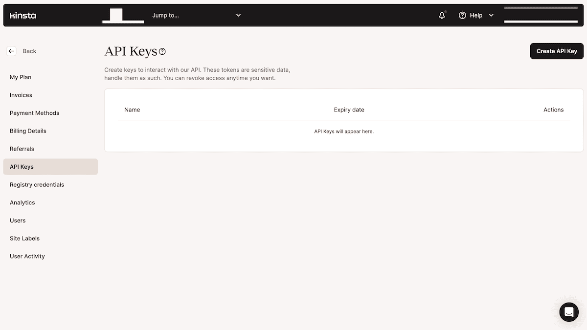 La pantalla de Claves API en el panel de control de MyKinsta. La pantalla tiene una tabla vacía donde se listarían las claves API, junto con su nombre y fecha de caducidad. Hay un botón destacado 