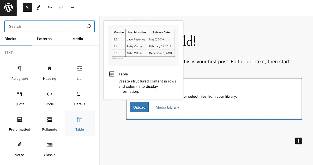 La interfaz del Editor de Bloques de WordPress. A la izquierda hay una barra lateral con varias opciones de Bloque, como Párrafo, Título, Lista y Tabla. El área de contenido principal muestra un Bloque de Tabla con números de versión y fechas de lanzamiento de WordPress, junto con opciones para subir archivos multimedia o acceder a la biblioteca multimedia. La interfaz tiene un diseño limpio y moderno con fondo blanco.