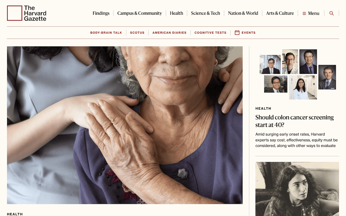La página de inicio de Harvard Gazette, con una gran imagen principal de una mujer mayor y una barra lateral de artículos de actualidad, con imágenes destacadas.