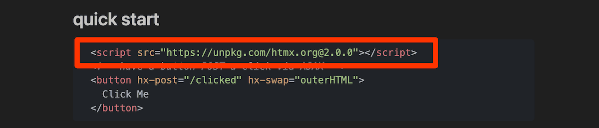 Un fragmento de código de la guía de inicio rápido de HTMX. Muestra una sola línea de código HTML que incluye una etiqueta script para cargar la biblioteca HTMX desde una fuente externa. El código está resaltado en naranja para llamar la atención sobre él. Debajo de la etiqueta script hay un ejemplo de un elemento de botón HTML que utiliza atributos HTMX. El código se muestra sobre un fondo oscuro con resaltado de sintaxis.