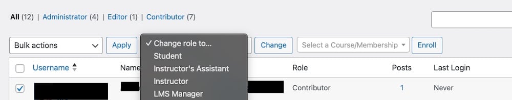 A imagem mostra a interface para atribuição de funções de usuário no WordPress após a instalação do LifterLMS.