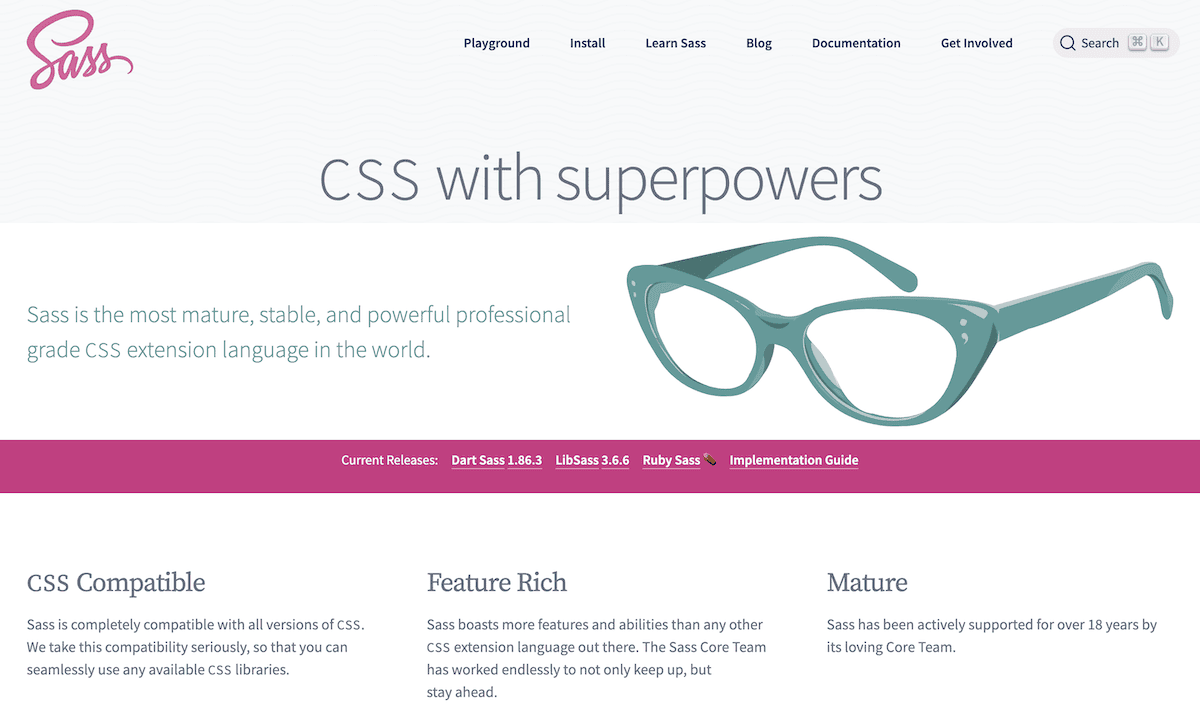A página inicial do site da linguagem de programação Sass apresenta a logo Sass em rosa, um menu de navegação e o slogan “CSS com superpoderes”. Abaixo, há um texto descritivo sobre o Sass. O design inclui uma ilustração de óculos gatinho em azul-petróleo e seções que destacam a funcionalidade e os benefícios do Sass.