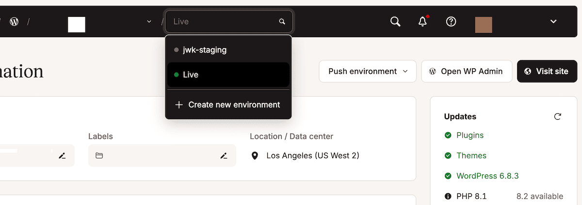 Het MyKinsta-dashboard met het vervolgkeuzemenu voor site-omgevingen, waarin zowel een live- als een staging-omgeving kan worden geselecteerd.