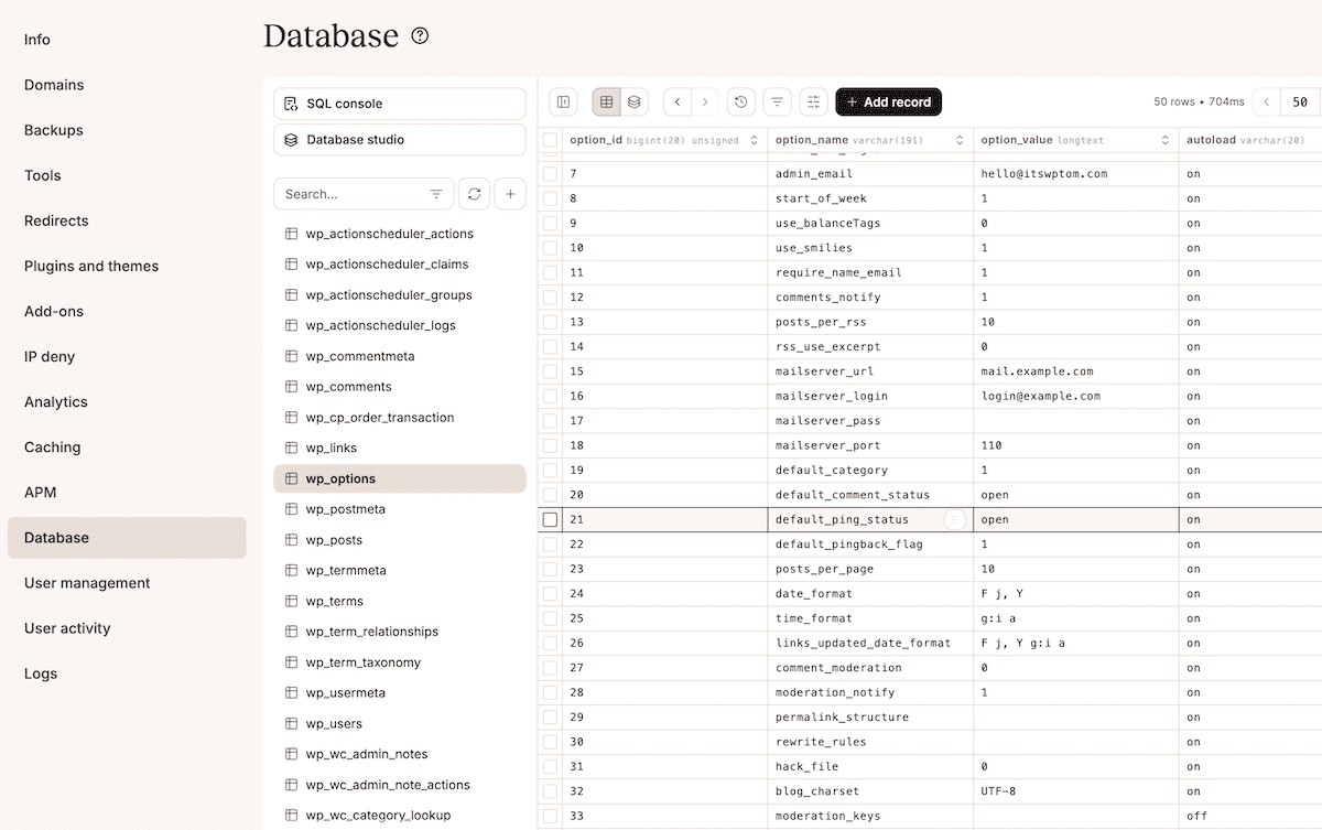 La tabla wp_options muestra varias columnas en MyKinsta Database Studio.