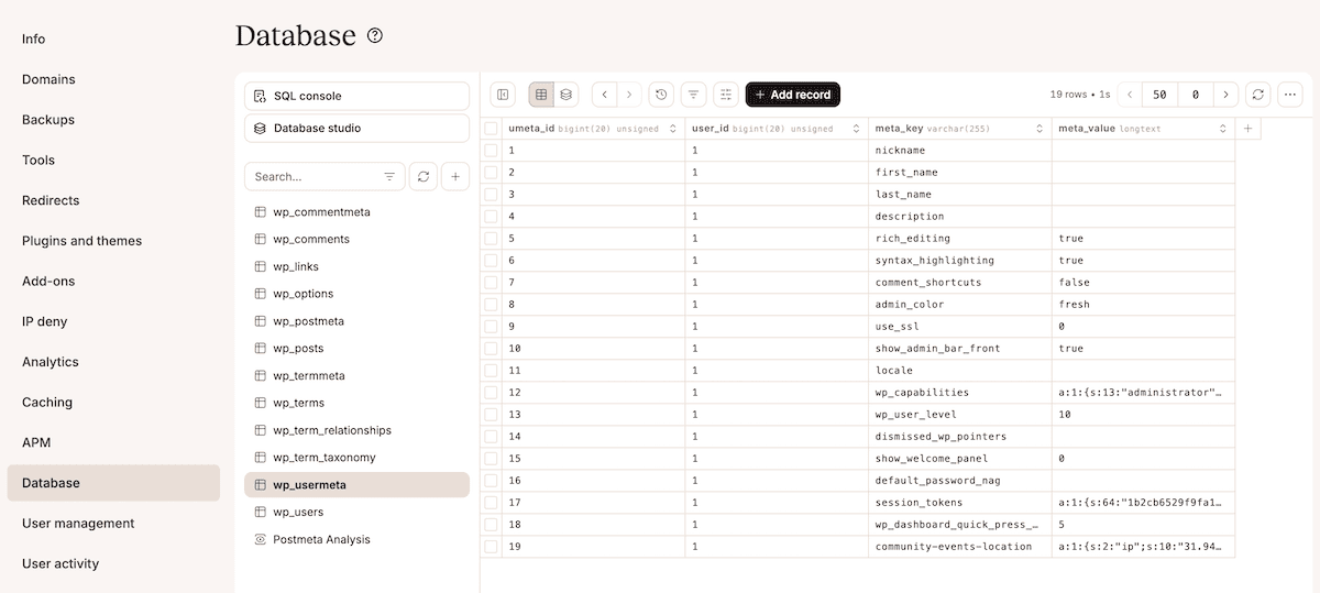 Het MyKinsta Database-tabblad met de Database Studio-interface, waarin een lijst met WordPress databasetabellen wordt weergegeven. De interface toont tabelnamen, het aantal rijen en de datagrootte.